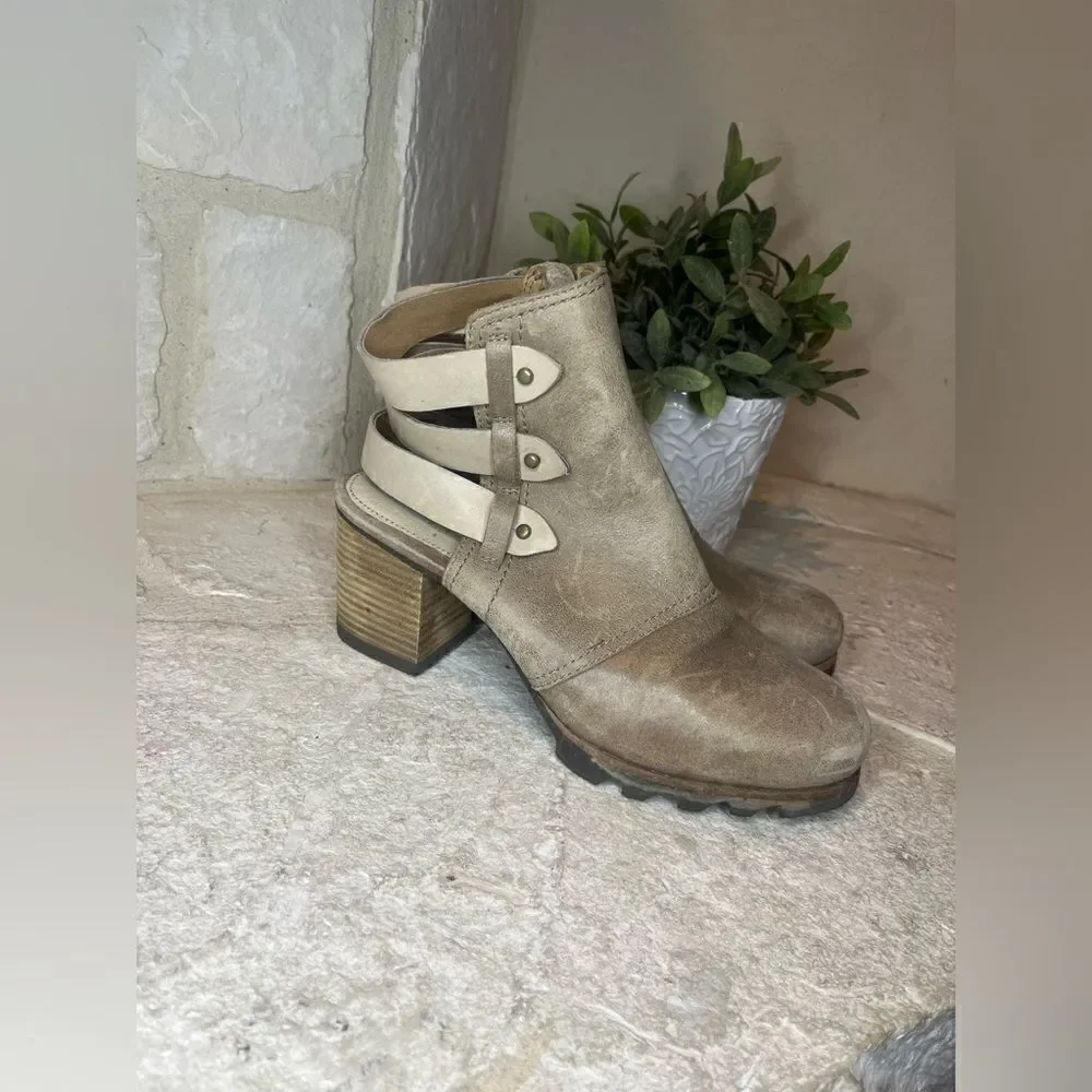 Sorel Addington booties in Sahara sz 8